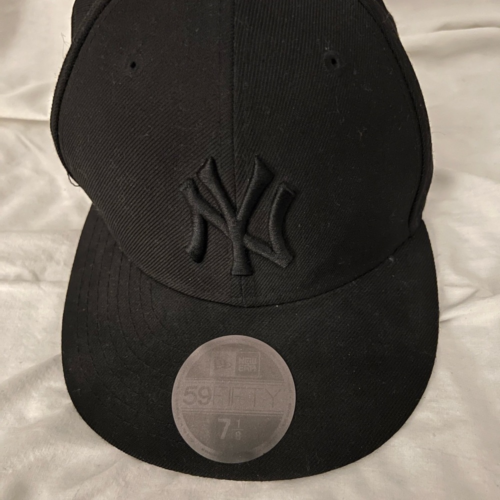 Black NY Yankees Logo Cap